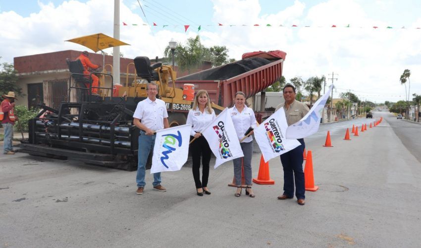 Iris Peña da Banderazo de inicio de Obra de Recarpeteo