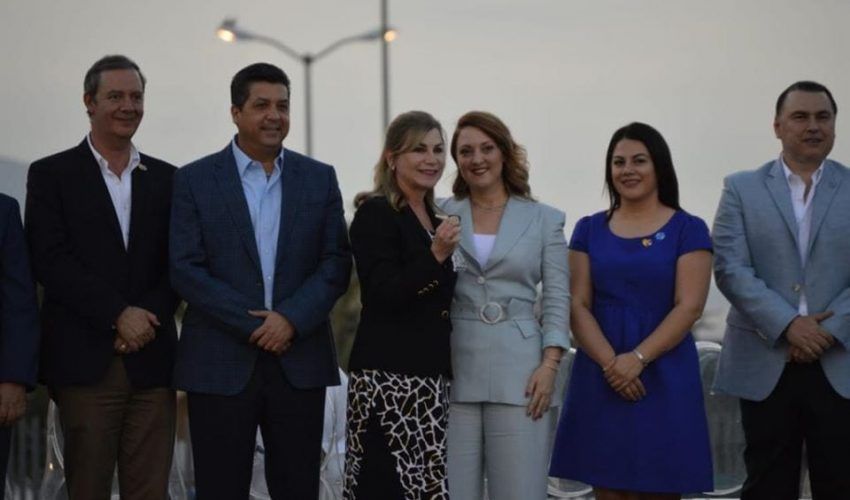 Iris Peña recibe las llaves  de una nueva «Unidad móvil sin límites»